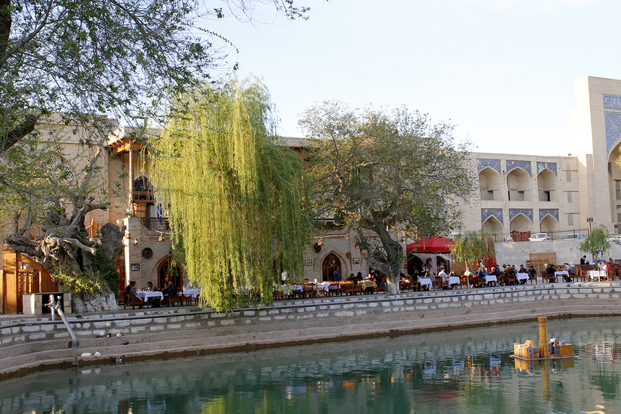 Restaurante de la Plaza Lyabi-Hauz en Bukhara Restaurante de la Plaza Lyabi-Hauz en Bukhara