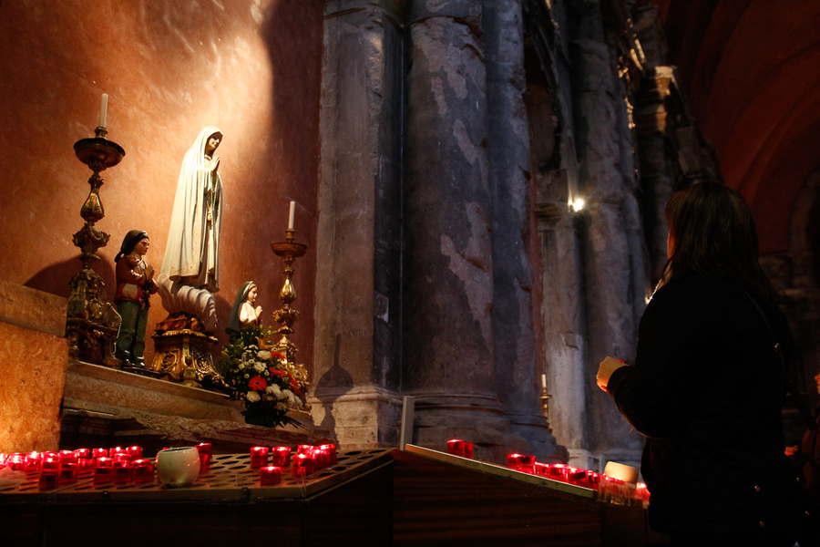 Rezando en la Iglesia de Santo Domingo en Lisboa Rezando en la Iglesia de Santo Domingo en Lisboa