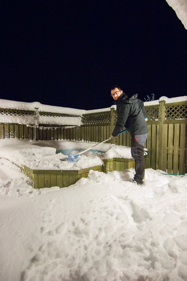 Sacando nieve del jacuzzi Sacando nieve del jacuzzi