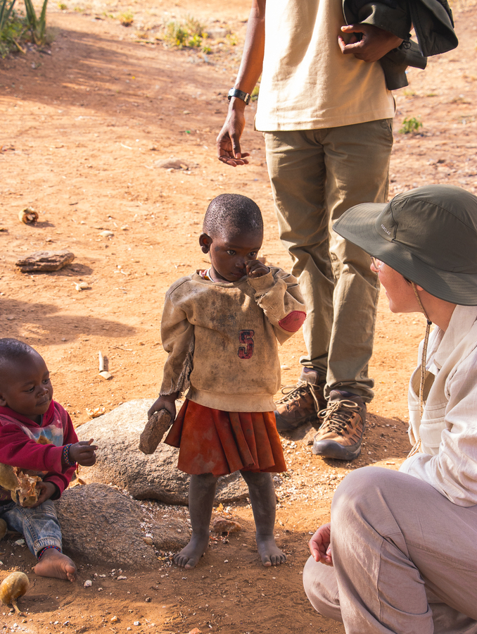 Visitando un poblado al viajar a Tanzania