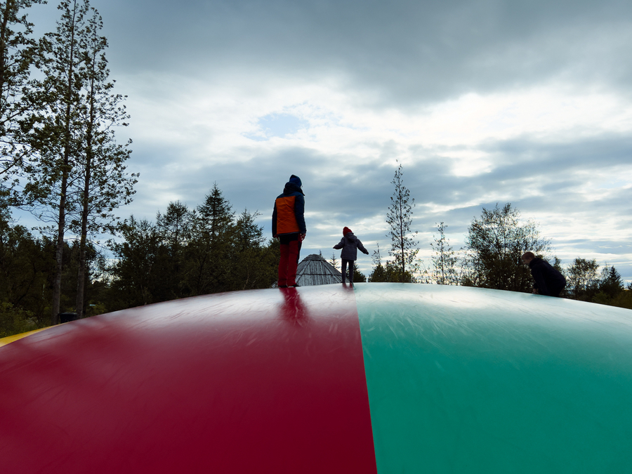 Saltar en las camas elasticas de Islandia