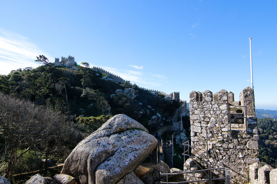 Sobre la muralla del castillo de los moros en Sintra Sobre la muralla del castillo de los moros en Sintra