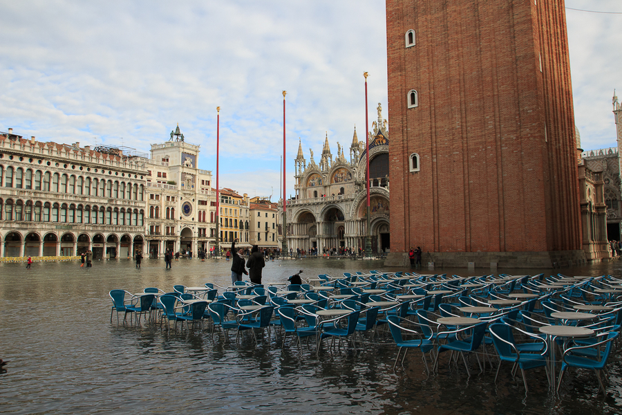 Terrazas con el Acqua Alta en San Marco El agua de Venecia cuando se inunda
