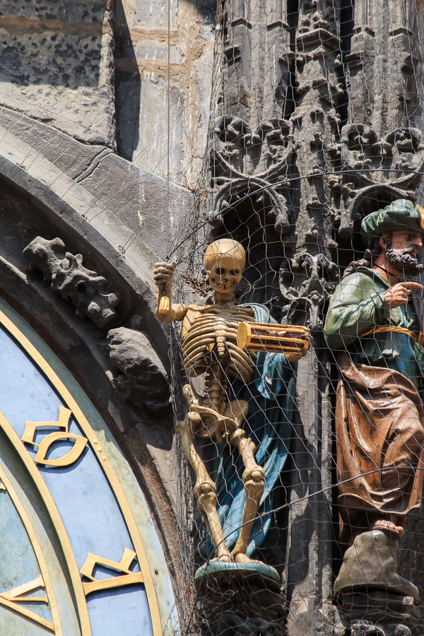 Tocando las campanas de la muerte en el reloj astronomico de Praga Tocando las campanas de la muerte en el reloj astronomico de Praga