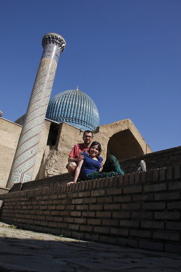 Tomando el Sol en el exterior del Mausoleo de Gur-e Amir