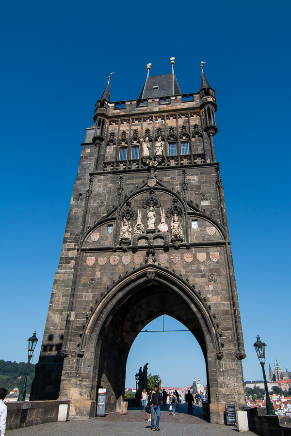 Torre de la ciudad vieja en el puente de Carlos de Praga Torre de la ciudad vieja en el puente de Carlos de Praga