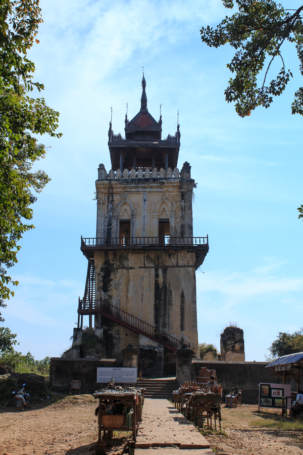 Torre inclinada en Inwa Torre inclinada en Inwa