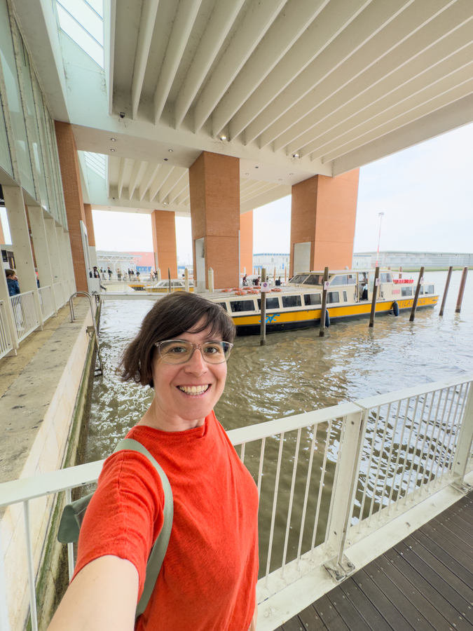Ir en transporte público por Venecia