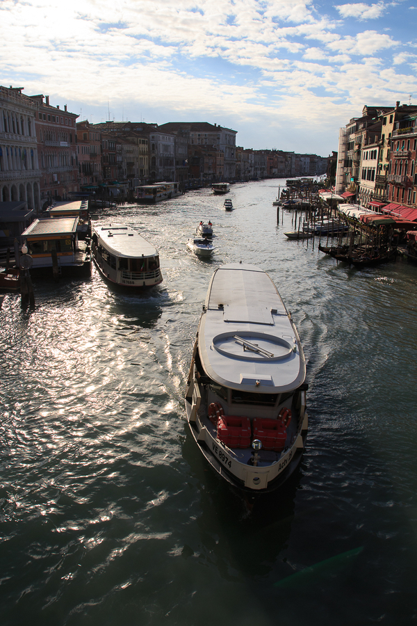 Coger vaporettos para moverse por Venecia