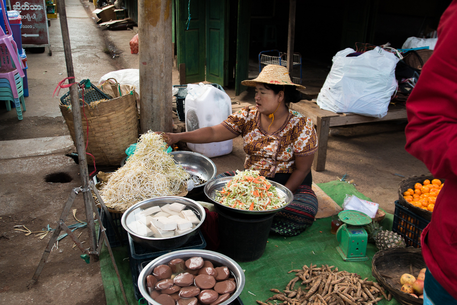 Vendiendo en el mercado de Kalaw Vendiendo en el mercado de Kalaw