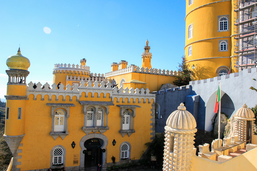 Viajar a Lisboa Castillo da Pena pintado de amarillo Viajar a Lisboa Castillo da Pena pintado de amarillo