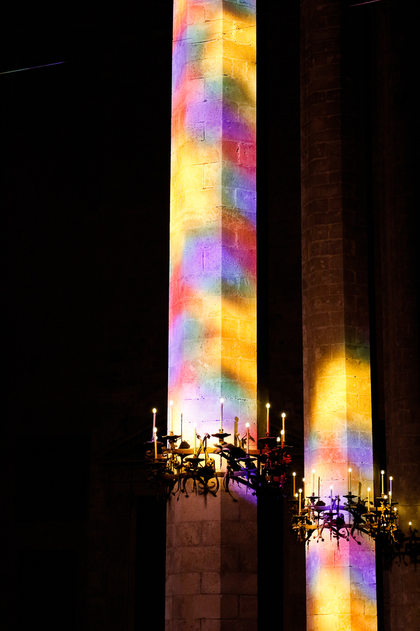 vidrieras de colores en la catedral de palma de mallorca