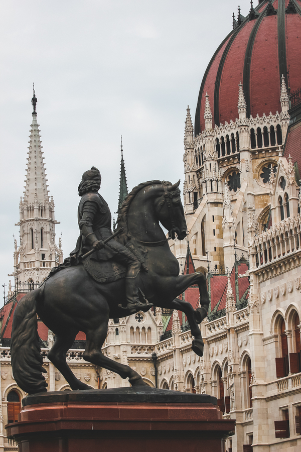 Visitar Budapest Estatua frente al Parlamento