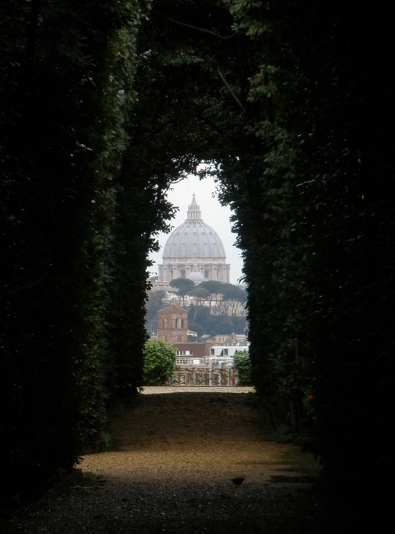 vistas desde la plaza de los caballeros de Malta en Roma vistas desde la plaza de los caballeros de Malta en Roma