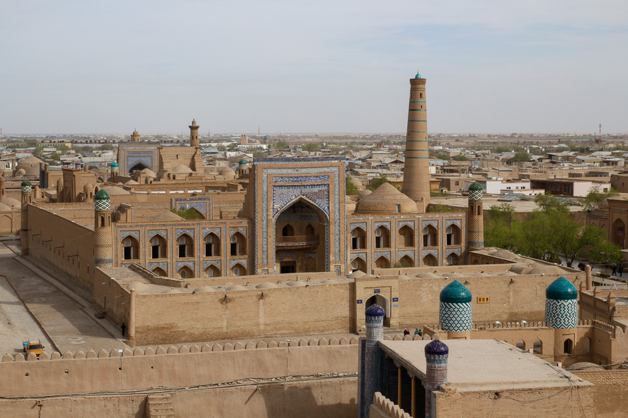 Vistas a la Madraza Muhammad Rahim Khan II desde el Kunya Ark Vistas a la Madraza Muhammad Rahim Khan II desde el Kunya Ark