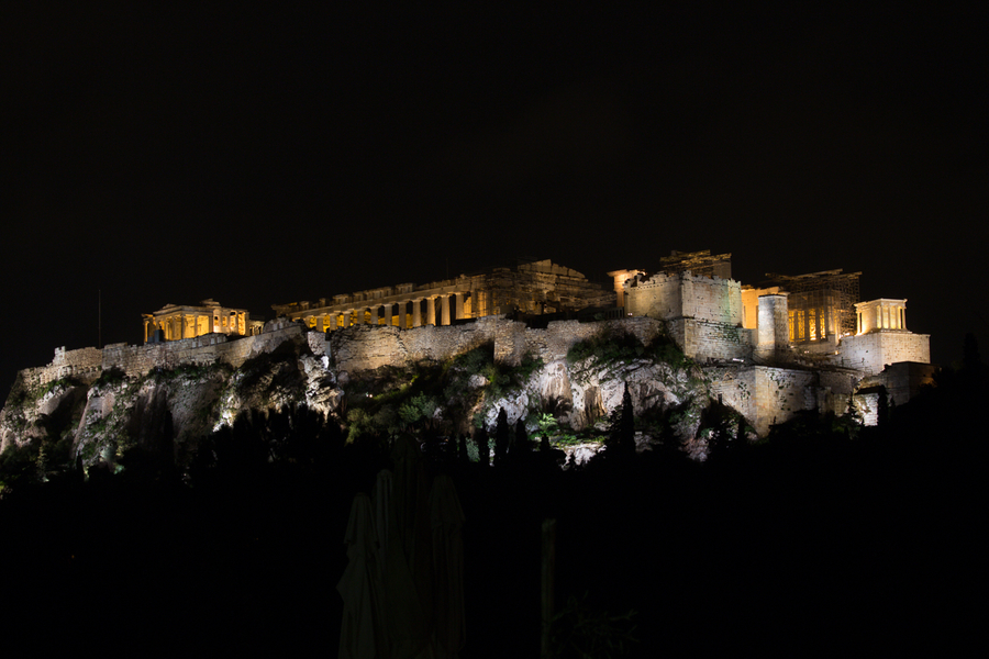 Vistas al Acropolis iluminada por la noche Vistas al Acropolis iluminada por la noche