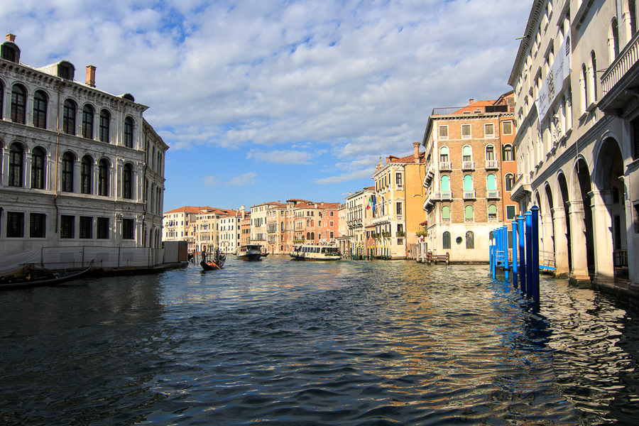 Vistas bajo el puente Rialto Qué vaporetto coger para recorrer el Gran Canal de Venecia
