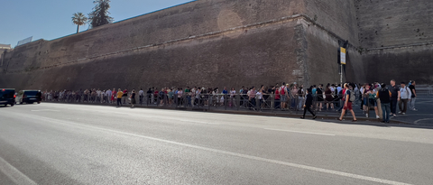 Colas para entrar en los Museos Vaticanos