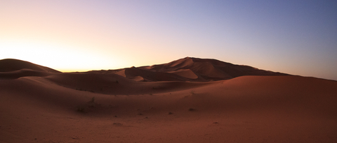 Las dunas al amanecer sobre el desierto de Merzouga Las dunas al amanecer sobre el desierto de Merzouga