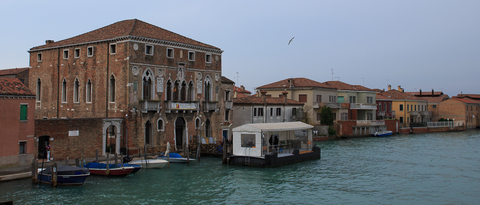 Coger un vaporetto para visitar Venecia
