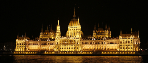 Foto nocturna del Parlamento de Budapest