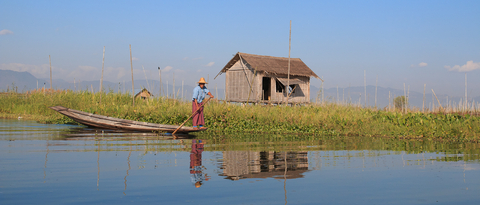 Pescador junto a su palafito