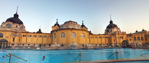 Piscina para nadar en el Szechenyi de Budapest