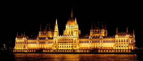 Que ver en Budapest - el parlamento iluminado de noche