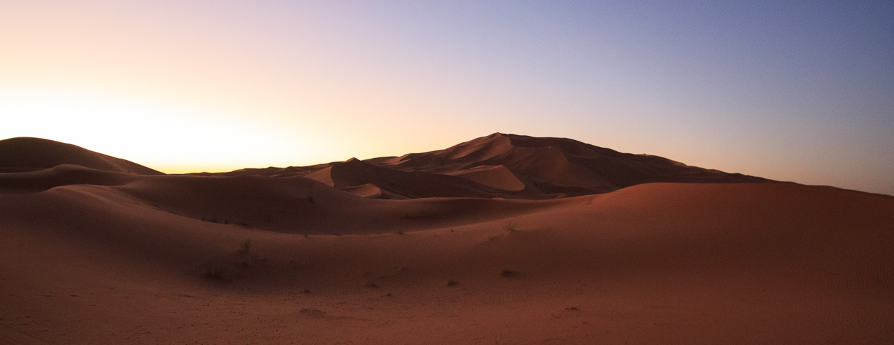 Las dunas al amanecer sobre el desierto de Merzouga Las dunas al amanecer sobre el desierto de Merzouga
