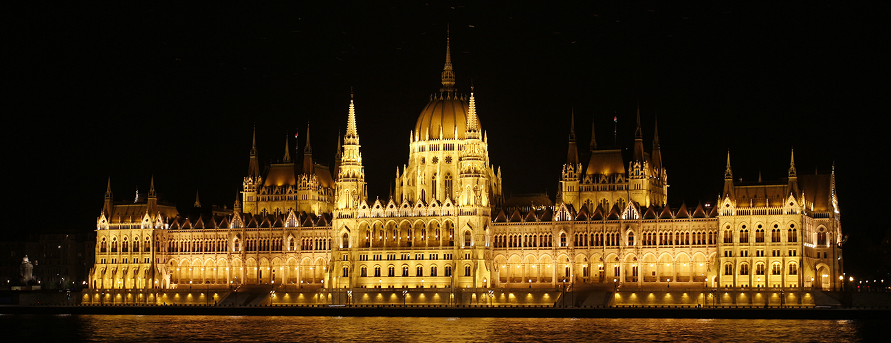 Foto nocturna del Parlamento de Budapest