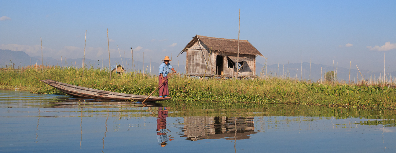 Pescador junto a su palafito