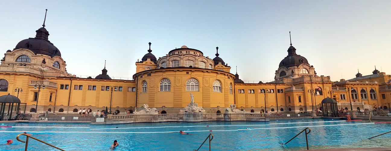 Piscina para nadar en el Szechenyi de Budapest