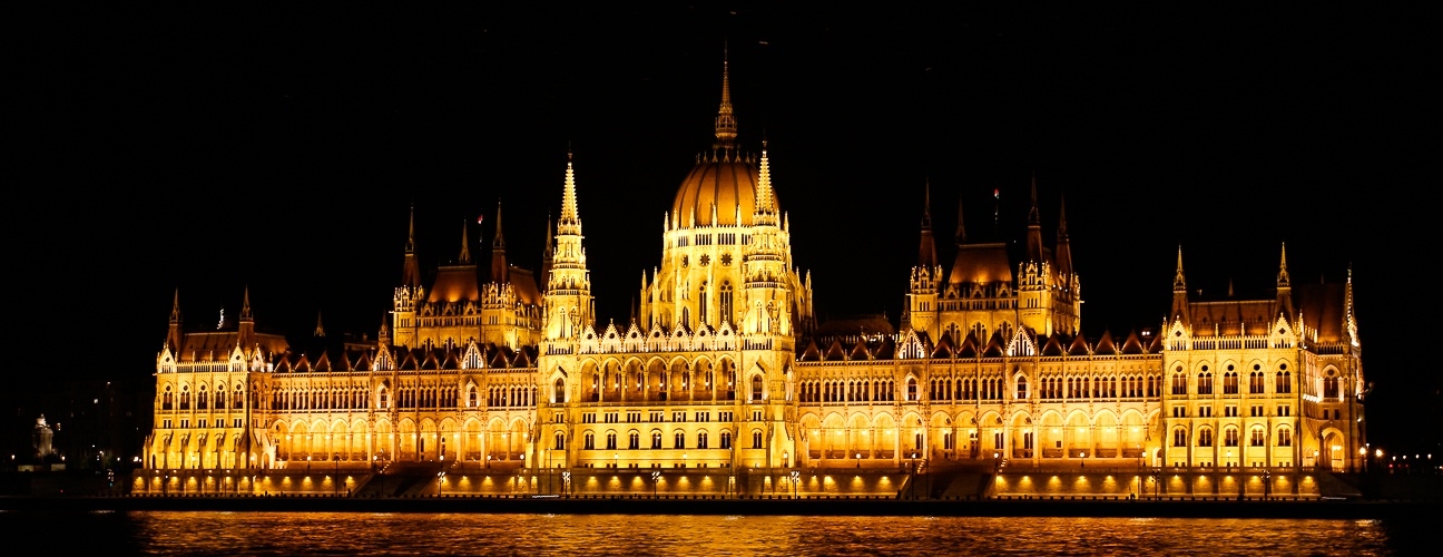 Que ver en Budapest - el parlamento iluminado de noche