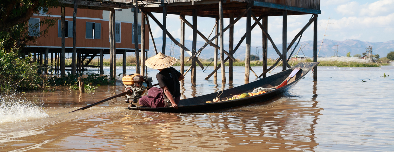 Transporte comida en el Lago Inle Transporte comida en el Lago Inle