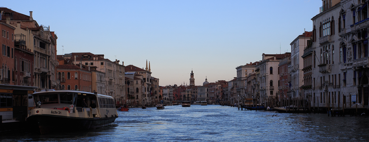 Vaporetto en el Gran Canal de Venecia