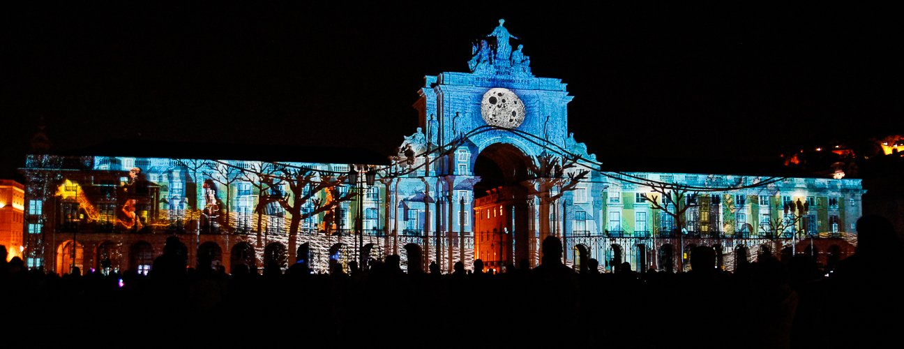 Viajar a Lisboa Mapping en la plaza del Comercio
