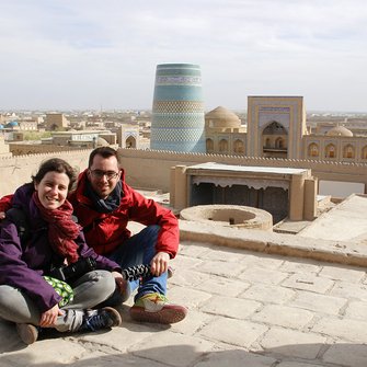 Sentados en los tejados de Khiva en Uzbekistan Sentados en los tejados de Khiva en Uzbekistan